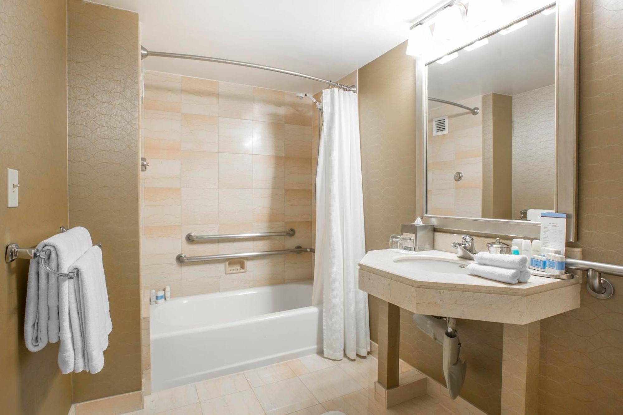 ADA Club Room - 1 King Bed